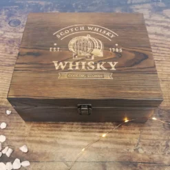 Whisky Geschenk-Set Mit 2 Gläsern, Eiswürfeln Aus Edelstahl, Zange, Samtbeutel In Einer Schönen Holzbox -Küchenzubehör 15225e0acc60b7695d96410036b36fbc