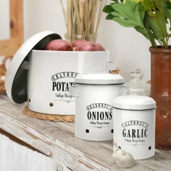 Klarstein Granrosi Georgia Vorratsbehälter Vorratstopf 3er-Set , Knoblauchtopf, Zwiebeltopf, Kartoffeltopf , Emaille-Stahlblech , Rostfrei , Lüftungsöffnungen , Vintage-Design , Creme -Küchenzubehör 345df9442f8d5365841f08f8459b6e66