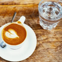 4 X Bruchfeste Gläser Becher Langlebige Wassergläser Aus Stabilem Kunststoff Saft Whisky Glas Partybecher Whiskybecher Trinkbecher In Echter Glasoptik Stapelbar -Küchenzubehör 38b6c630b58df9cb1779683ce5b9a098