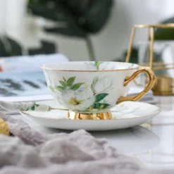 Panbado Kaffeeservice Set Aus Premium Bone China Porzellan, Beinhaltet 2 Kaffeetassen, 2 Untertassen, 2 Löffel, 1-tlg Metallständer -Küchenzubehör 52f74c0ccb64b1c1ec0e1555b5aea264