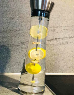 Flirt By R & B Glaskaraffe LENO Mit Fruchtspieß 1,3 Liter -Küchenzubehör 7c5eecb9ae58265560d1d69ae86dd732