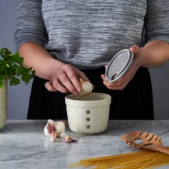 Mason Cash Knoflook Rasp + Kom Innovative Kitchen -Küchenzubehör 9486ef94bc0b9e8fe28bc286d5554931