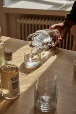 AARKE Karaffe Mit Rührlöffel Nesting Carafe Und Mixing Spoon Kristallglas 1,1L -Küchenzubehör da1d4bf4df228bc460fa076e58d591ad