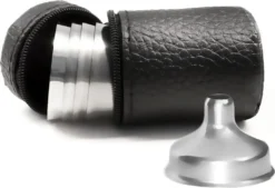 Outdoor Saxx® - 8-Teiliges Edelstahl-Becher Set, 6 Unzerbrechliche Schnaps-Becher, Schnaps-Gläser Aus Metall, Metall-Becher Mit Einfüll-Trichter Und Leder-Tasche, Ideales Flachmann-Zubehör 6 Outdoor Saxx® - 8-Teiliges Edelstahl-Becher Set, 6 Unzerbrechliche Schnaps-Becher, Schnaps-Gläser Aus Metall, Metall-Becher Mit Einfüll-Trichter Und Leder-Tasche, Ideales Flachmann-Zubehör -Küchenzubehör ed918518910b20e93e9141176d19d5ef